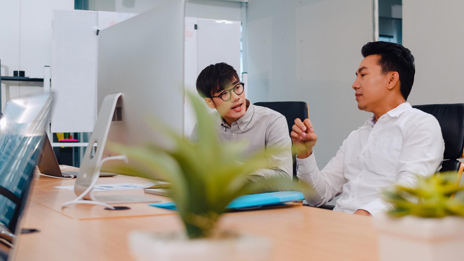 asia businesspeople chatting to intern discussing 2024 11 02 12 25 18 utc